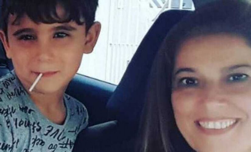 Uma mulher de 48 anos e seu filho, de 8, foram assassinados pelo vizinho por reclamarem do som alto constante.