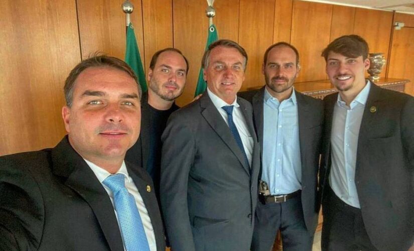 O presidente Jair Bolsonaro com o filhos Flávio, Carols, Eduardo e Renan.