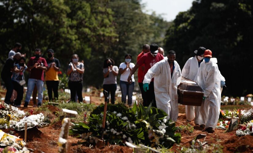 Movimenta&ccedil;&atilde;o em cemit&eacute;rio de S&atilde;o Paulo