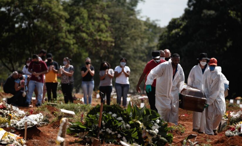 Sepultamento no cemitério da Vila Formosa, zona leste da Capital, realizado nesta segunda (22)