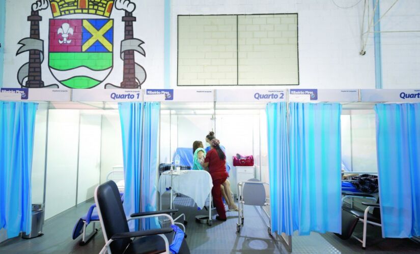 Setor de enfermaria do Hospital de campanha de Ribeir&atilde;o Pires, onde s&atilde;o atendidos casos menos grave da doen&ccedil;a 