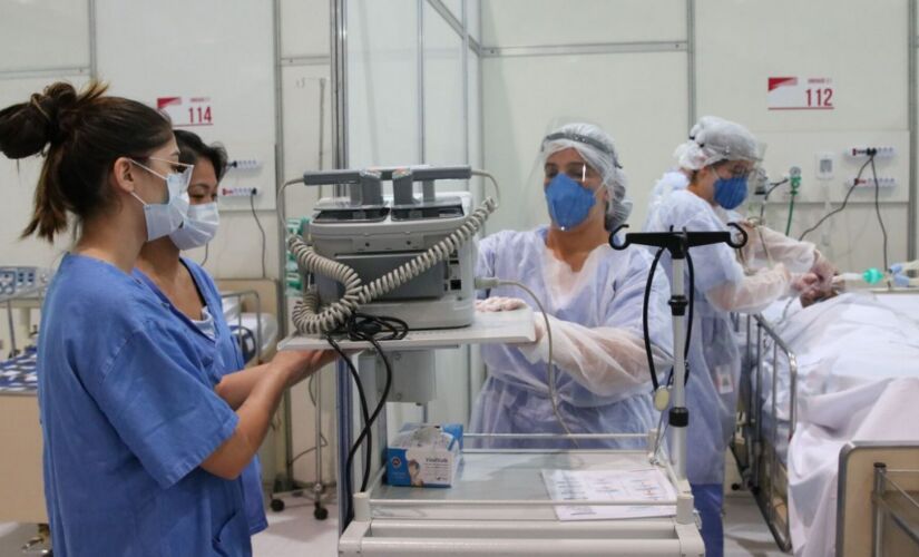 Enfermeiro hospital de campanha contra o coronavírus; os casos chegaram a 75.416, segundo a média móvel de sete dias