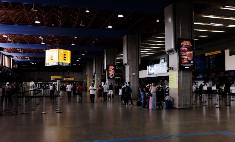 No final do ano passado, muitos refugiados afegãos começaram a chegar sem ter para onde ir, então ficavam nas aéreas comuns do aeroporto