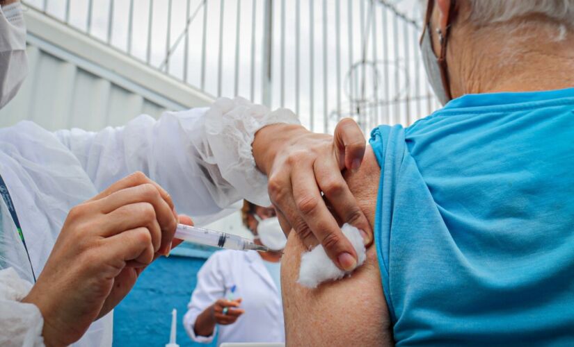 Capital começa a aplicar dose adicional em idosos acima de 85 anos