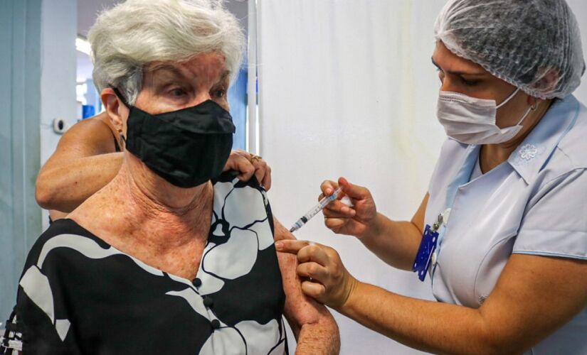 Vacina&ccedil;&atilde;o contra a Covid-19 em Tabo&atilde;o da Serra