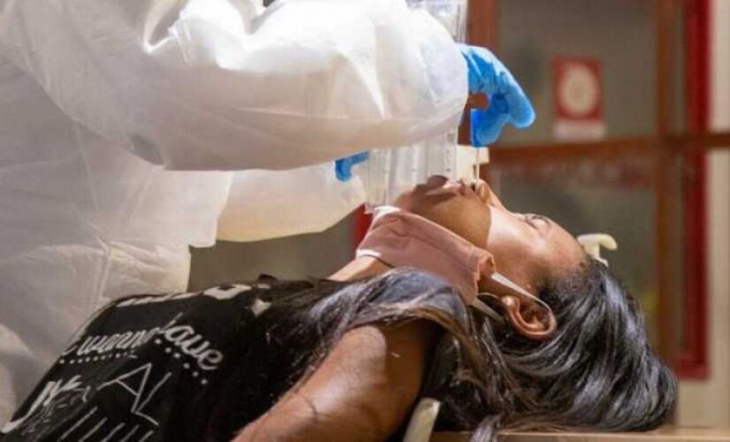 Realização de exame PCR para Covid-19.