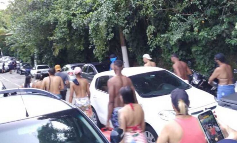 Quando chegaram ao local, os profissionais se depararam com mais de 60 pessoas aglomeradas na faixa de areia sem a utilização de máscaras.