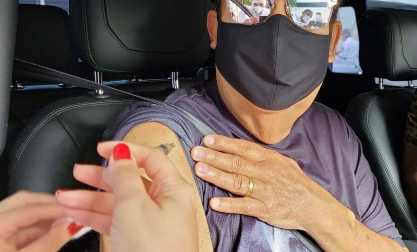 Faustão toma a vacina contra a Covid-19
