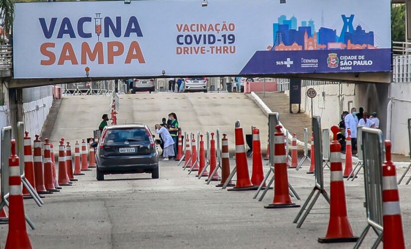 Posto de vacina&ccedil;&atilde;o pelo sistema drive-thru no Anhembi, zona norte de S&atilde;o Paulo