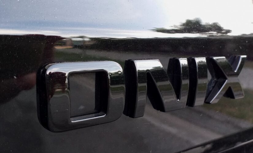 Na versão Midnight, o sedã compacto da Chevrolet ganha diversos detalhes enegrecidos, passando pelas "gravatinhas" tradicionais da marca norte-americana em uma versão "black-tie", que aparece na grade frontal, na tampa dos porta-malas e no centro do volan