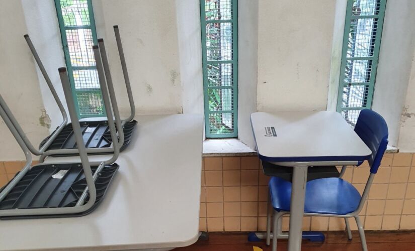 Pais e professores reclamam de janelas estreitas e com grades, o que prejudica a circulação de ar na unidade de ensino