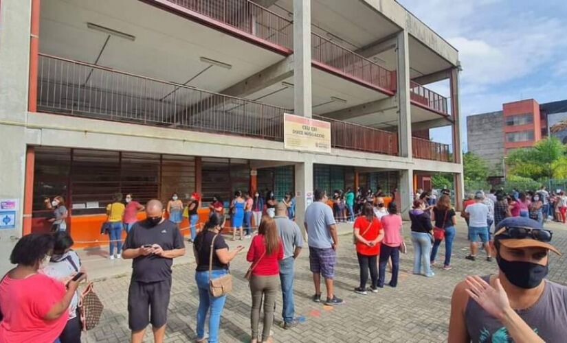 Fila de profissionais da educação para fazer teste em CEU da zona sul
