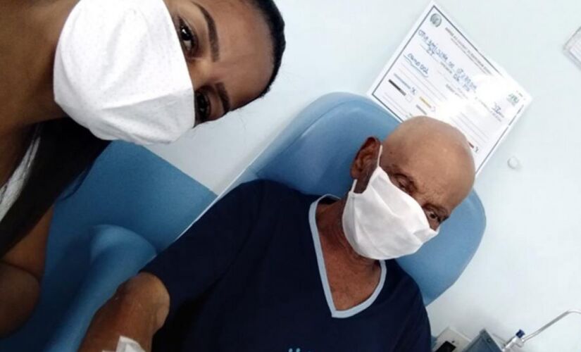 Justiniano Modesto e a neta Karina no dia que recebeu alta na UPA em Taboão da Serra 