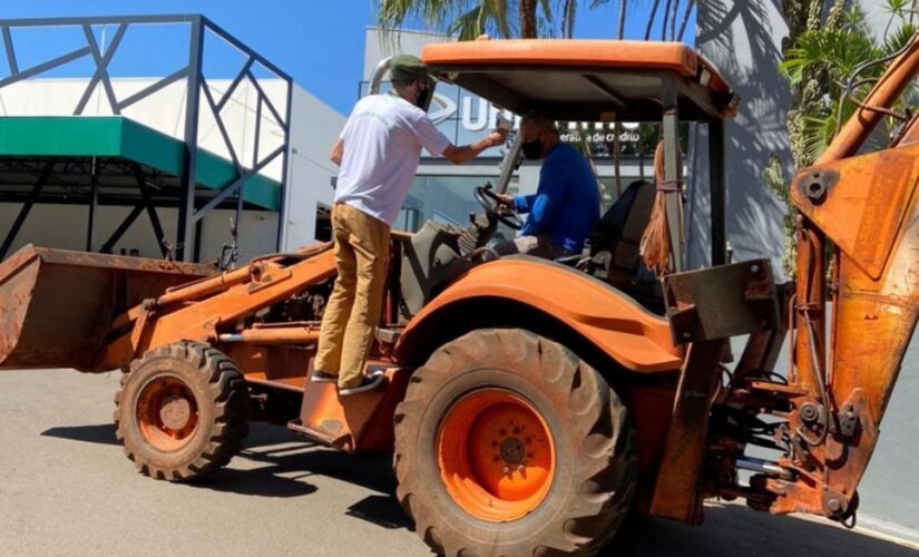 Idoso tomando a vacina contra a Covid-19 em drive-thru de Assis 