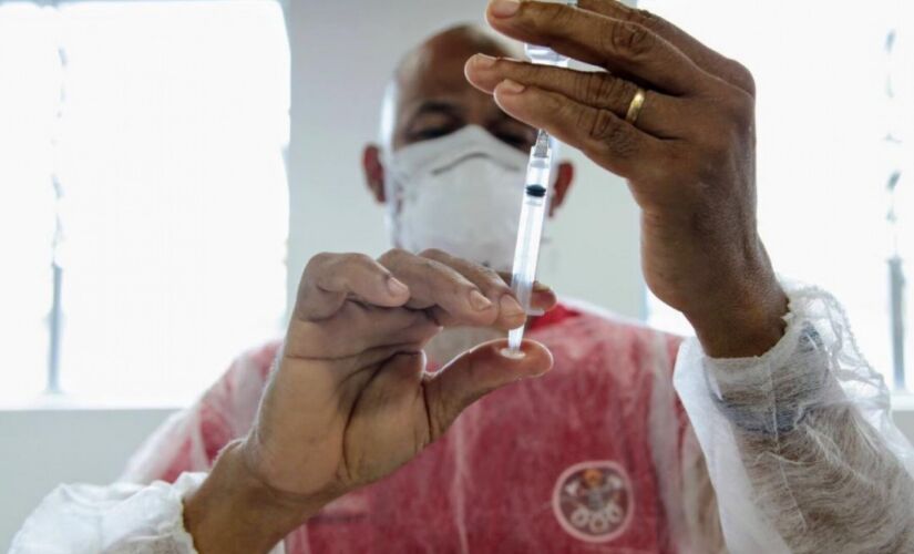 Os idosos com 67 anos começam a ser imunizados contra a Covid-19 em Santos nesta terça-feira (13)