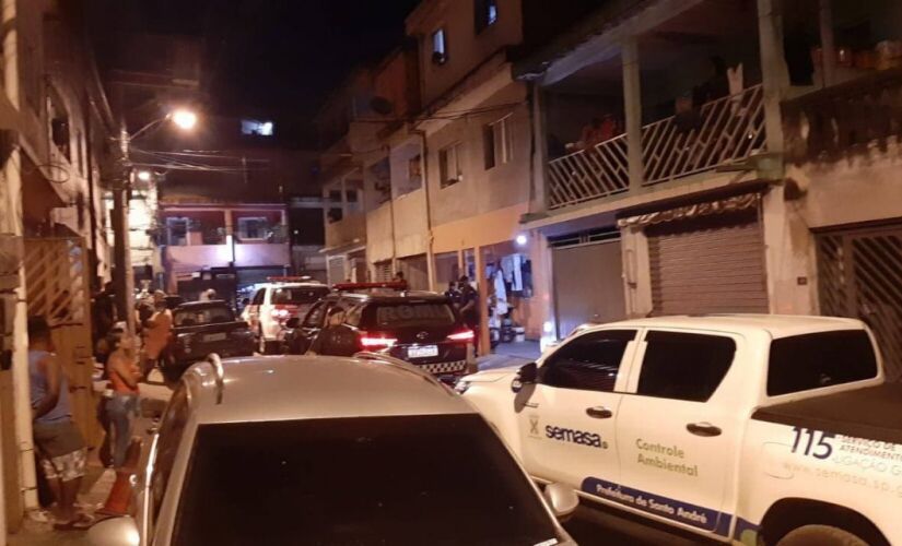Na rua Lu&iacute;s de Cam&otilde;es, na Vila Sacadura Cabral, as equipes da prefeitura interromperam no domingo (11), uma festa ilegal; respons&aacute;vel foi multado em cerca de R$ 2 mil 