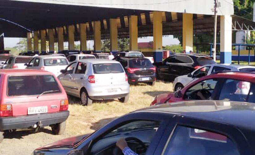 Com apoio do setor de trânsito e da Guarda Civil Municipal, 
a prefeitura realizou a vacinação no CEMEX