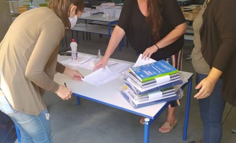 A Prefeitura de Porto Feliz iniciou na última semana a distribuição dos kits de material escolar 