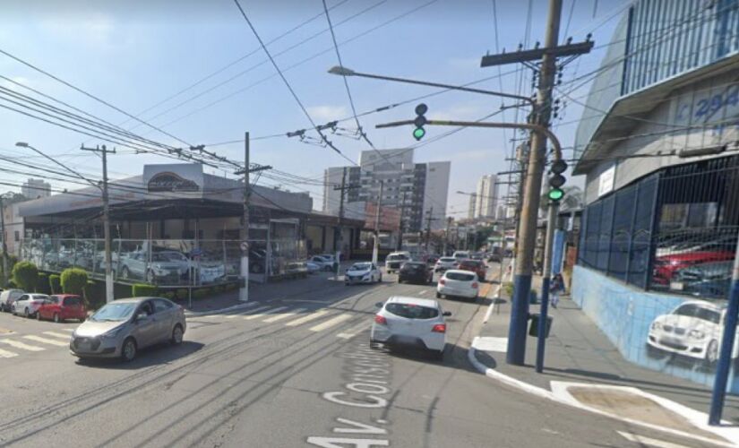 Av. Conselheiro Carrão, na zona leste da capital paulista; após um mês de atraso, prefeitura entrega obras de recuperação do pontilhão