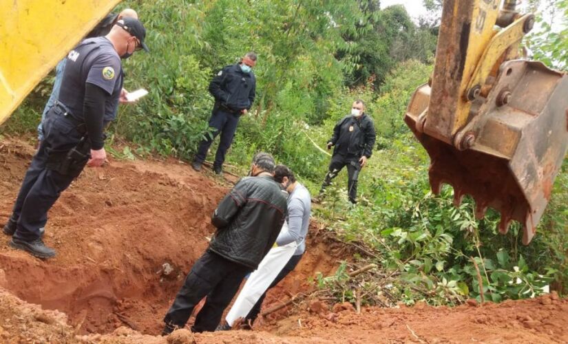 Polícia retira corpos de cemitério clandestino descoberto em Jarinu 