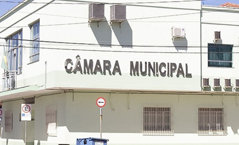 As sessões extraordinárias são realizadas mediante a convocação do prefeito, da Mesa Diretora, pelo presidente, ou por requerimento da maioria absoluta de seus membros