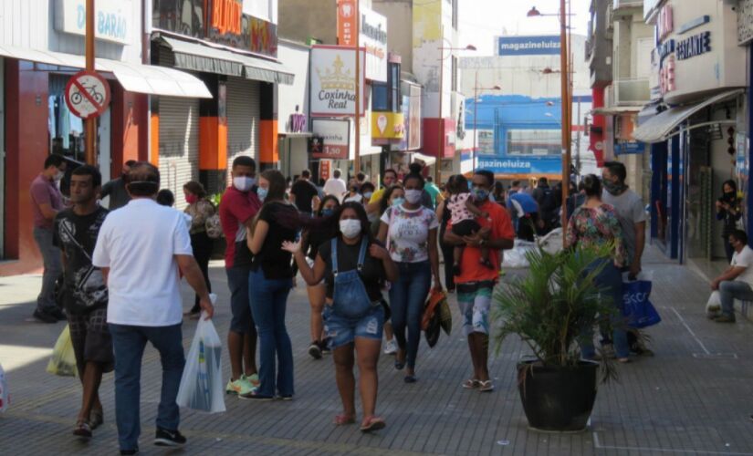 Movimentação do comércio na região de Sorocaba, no interior de SP; estabelecimentos precisam respeitar medidas contra o coronavírus 