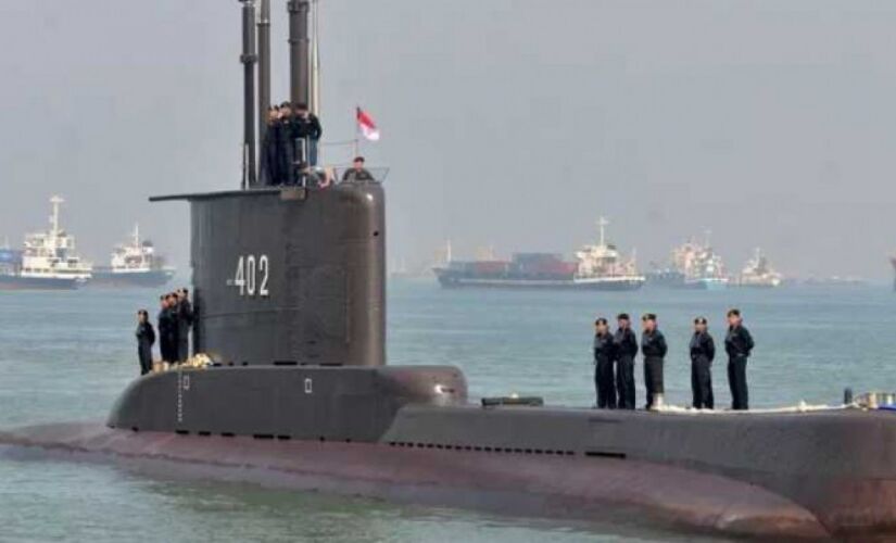 O submarino KRI Nanggala-402 em 2012, com sua tripulação.