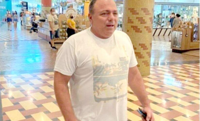 O ex-ministro da Saúde, Eduardo Pazuello, foi visto sem máscara