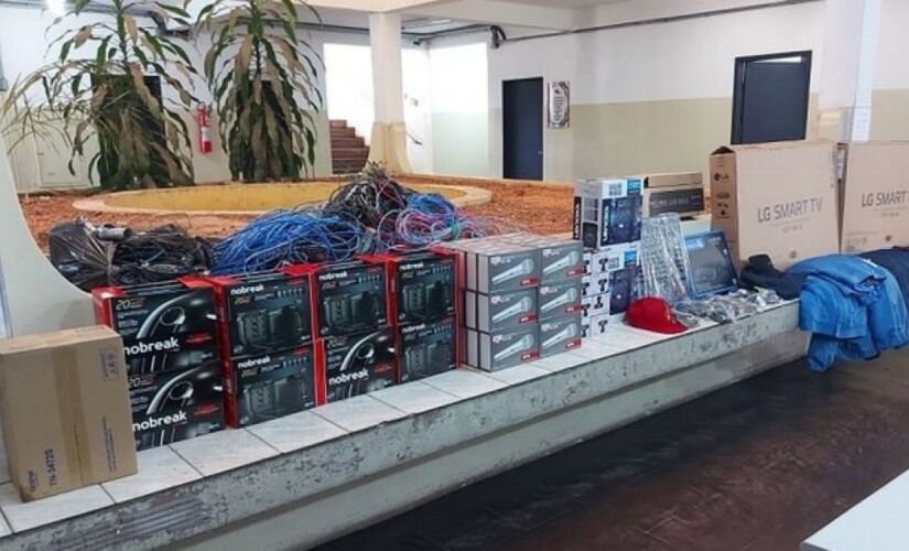 Computadores, televisores, microfones e até a fiação elétrica foram roubados pelos criminosos