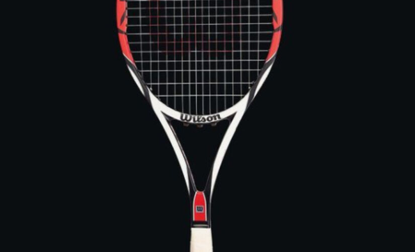 A raquete usada por Federer ao conquistar Wimbledon, em 2007, possui estimativa de venda de até 50 mil libras (R$ 375,6 mil)