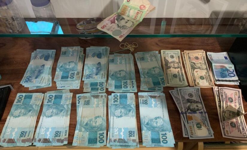 Dinheiro aprendido em operação que investiga lavagem de dinheiro do PCC ; operação aconteceu em São Paulo, Rio e Brasília 