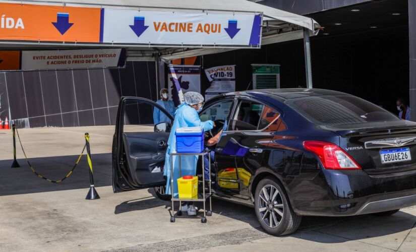 Vacinação contra o coronavírus pelo sistema drive thru em Itaquera, na zona leste da Capital