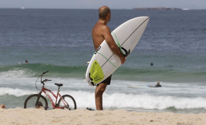 O município do Rio de Janeiro autorizou a permanência de pessoas e o comércio nas areias das praias da cidade em todos os dias