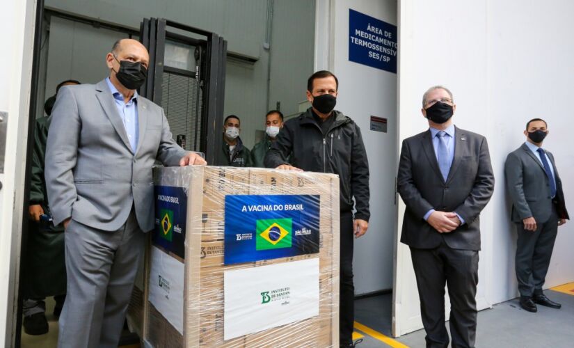 João Doria (ao centro), governador de São Paulo, durante ato de entrega de doses da CoronaVac