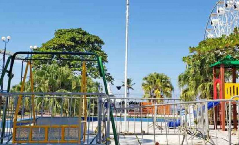 Um parque público infantil com vários brinquedos está interditado para obras, desde o ano passado, na Praça Frederico Platzeck