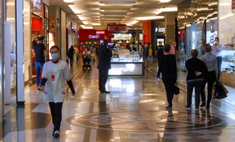 Cerca de 32,4% dos brasileiros vão comprar presente para o Dia dos Namorados 