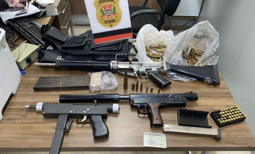 Armas e munições apreendidas durante operação policial em SP