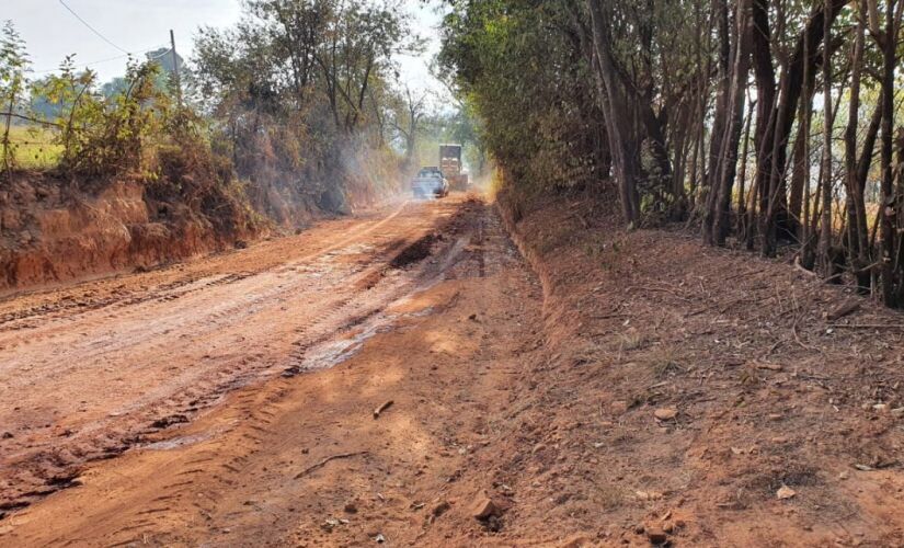 Serviços de manutenção na estrada rural do bairro Mandissununga, em Tietê, no interior de São Paulo