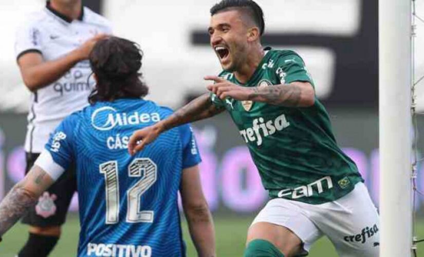 Victor Luis comemora gol após Cássio rebater bola para o meio da área.