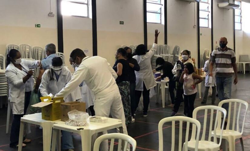 Moradores de Tabo&atilde;o da Serra, na Grande S&atilde;o Paulo, recebendo a imuniza&ccedil;&atilde;o contra o coronav&iacute;rus no Cemur 