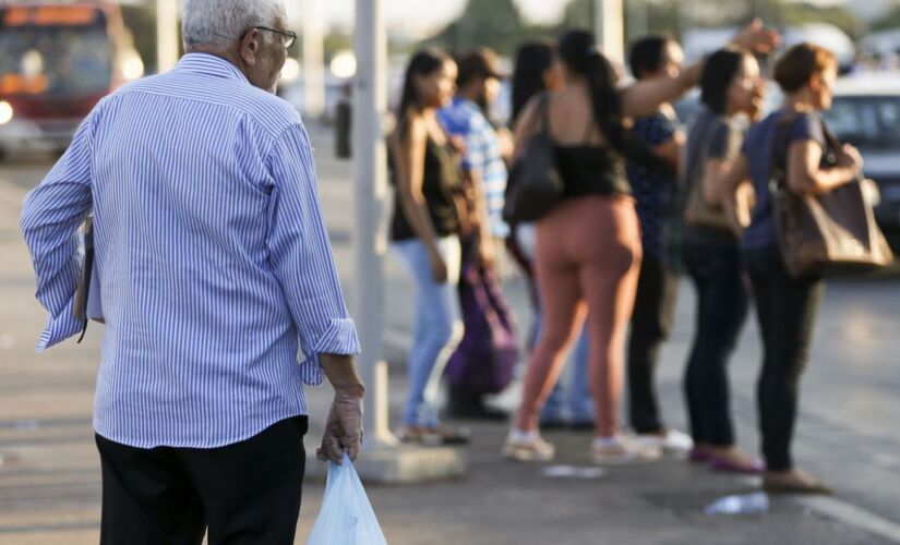 Idoso caminha por calçada em São Paulo