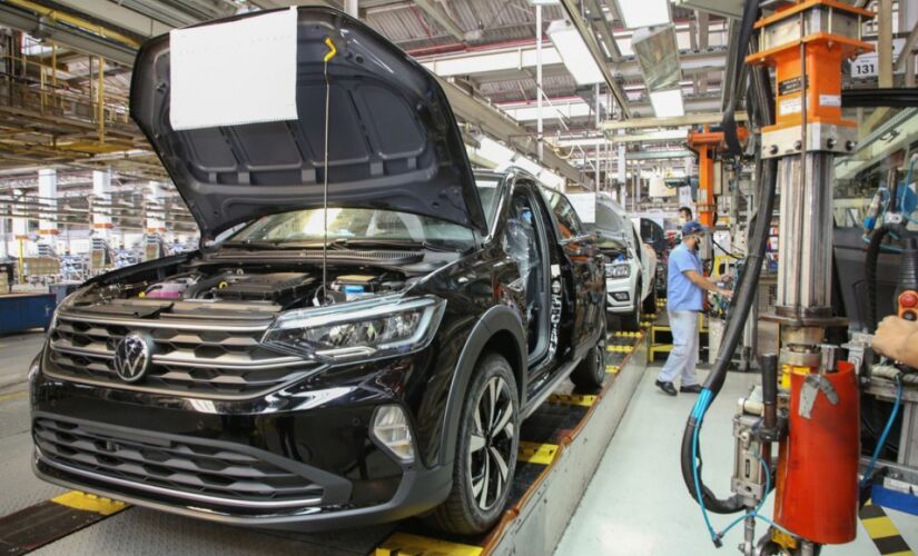 Produção de veículos na fábrica da Volkswagen em São Bernardo do Campo  