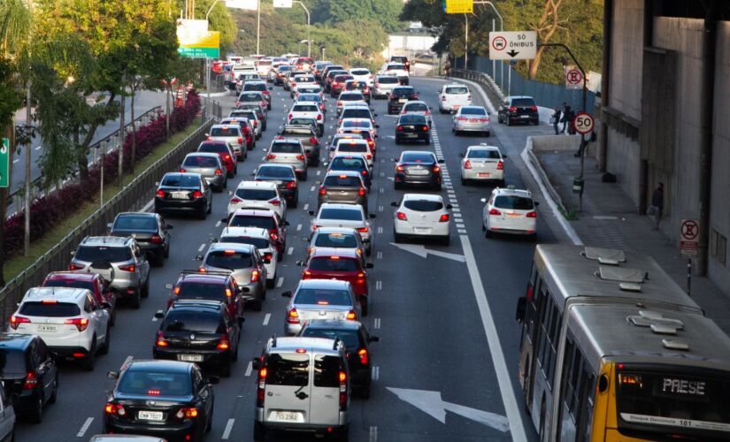 Trânsito parado na 23 de Maio na manhã desta quarta-feira; 