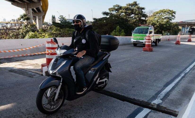 Viaduto Gazeta do Ipiranga, na zona sul de São Paulo, com uma rachadura dificultando o tráfego 