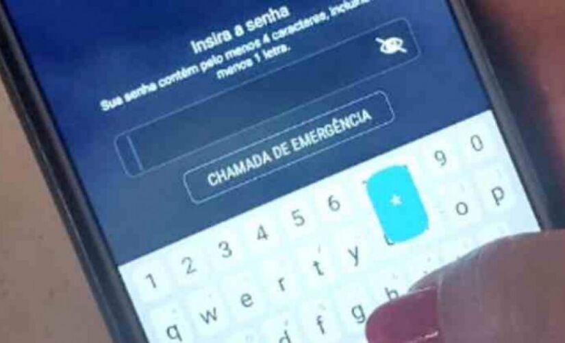 A família quer acessar o telefone para poder contatar amigos distantes do pai, que ainda não sabem do falecimento.