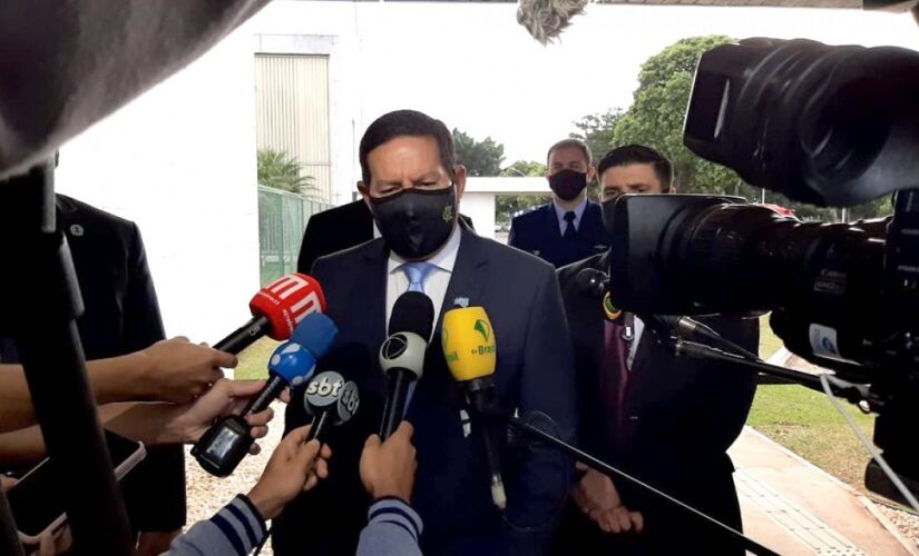 Pazuello entende que 'cometeu um erro', diz Mourão sobre ida do ex-ministro a ato com Bolsonaro 