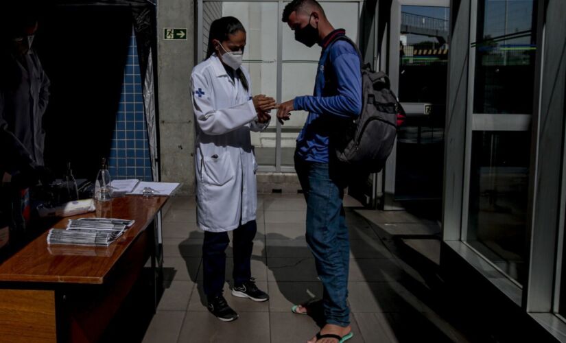 Barreira sanitária instalada no Terminal Rodoviário Tietê 