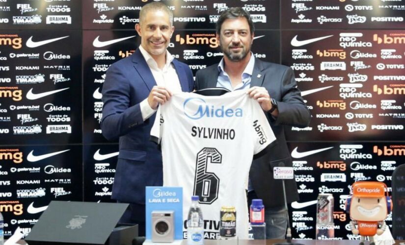 Sylvinho é apresentado pelo presidente Duilio Monteiro Alves