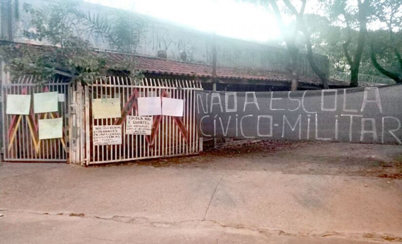 Justiça determinou a suspensão definitivamente da implantação 
do programa de educação cívico-militar na escola Matheus Maylaski