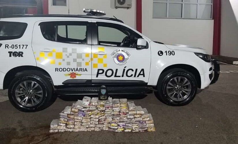 Mulher de 27 anos foi presa em flagrante com 125 tijolos de maconha dentro de um táxi, na rodovia Castello Branco